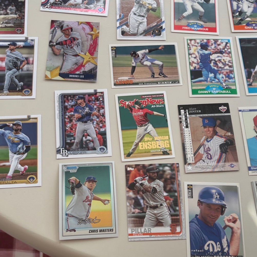 Assorted Baseball Trading Cards Collection - Picture 4 of 4